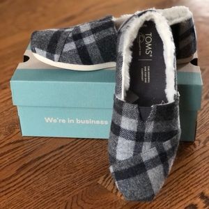 TOMS Slippers size 6